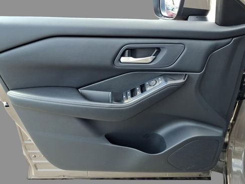 Used 2025 Nissan Rogue SV image 16