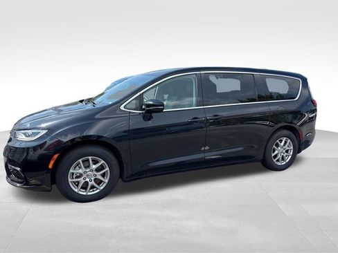 Used 2024 Chrysler Pacifica Touring-L FWD image 5