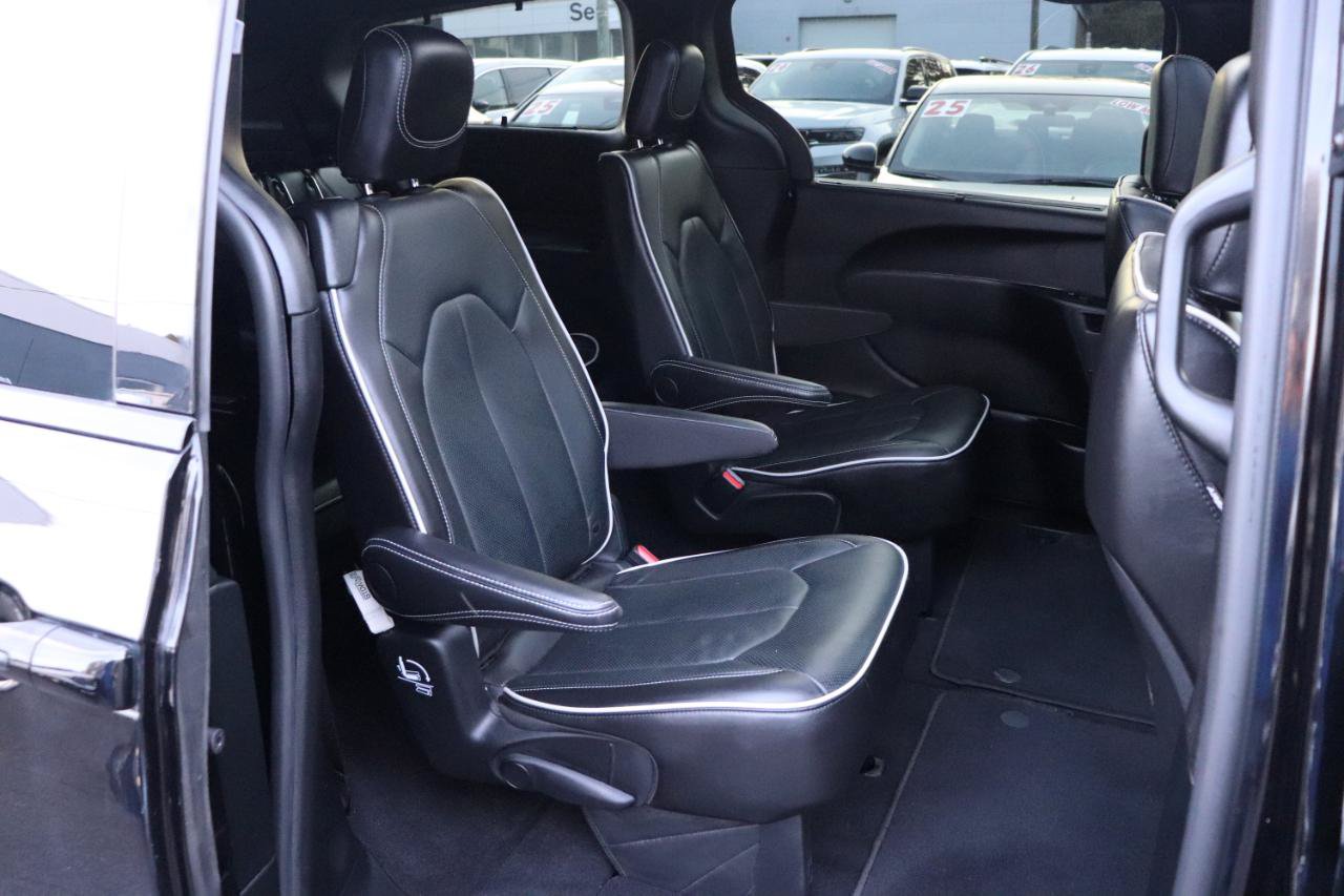 Used 2025 Chrysler Pacifica Limited FWD image 15