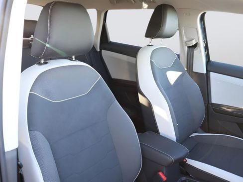 New 2025 Volkswagen Taos SE image 14