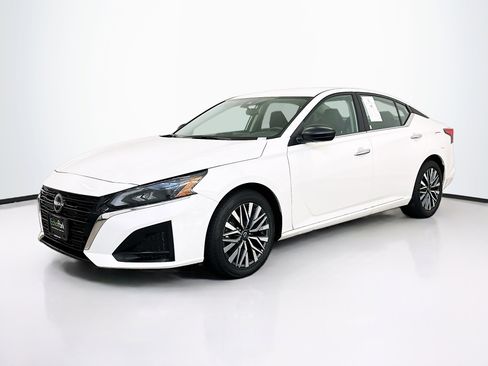 Used 2025 Nissan Altima 2.5 SV FWD image 3