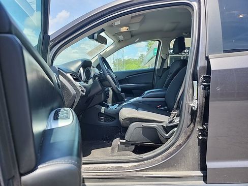 Used 2019 Dodge Journey SE image 16