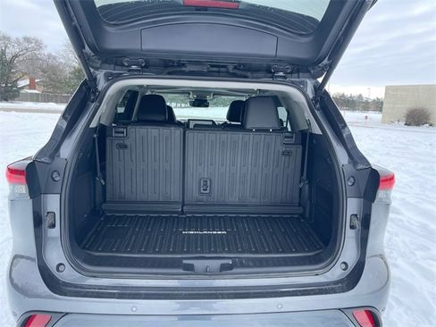 Used 2024 Toyota Highlander Limited image 16