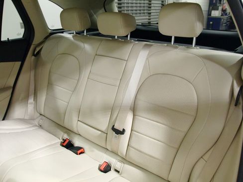 Used 2019 Mercedes-Benz GLC 300 4MATIC image 32