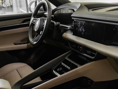 Certified 2025 Porsche Macan 4 Electric image 28