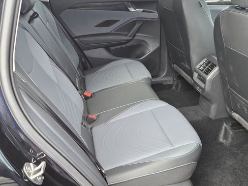 Used 2025 Volkswagen Tiguan SE w/ Panoramic Sunroof Package AWD/4WD image 8