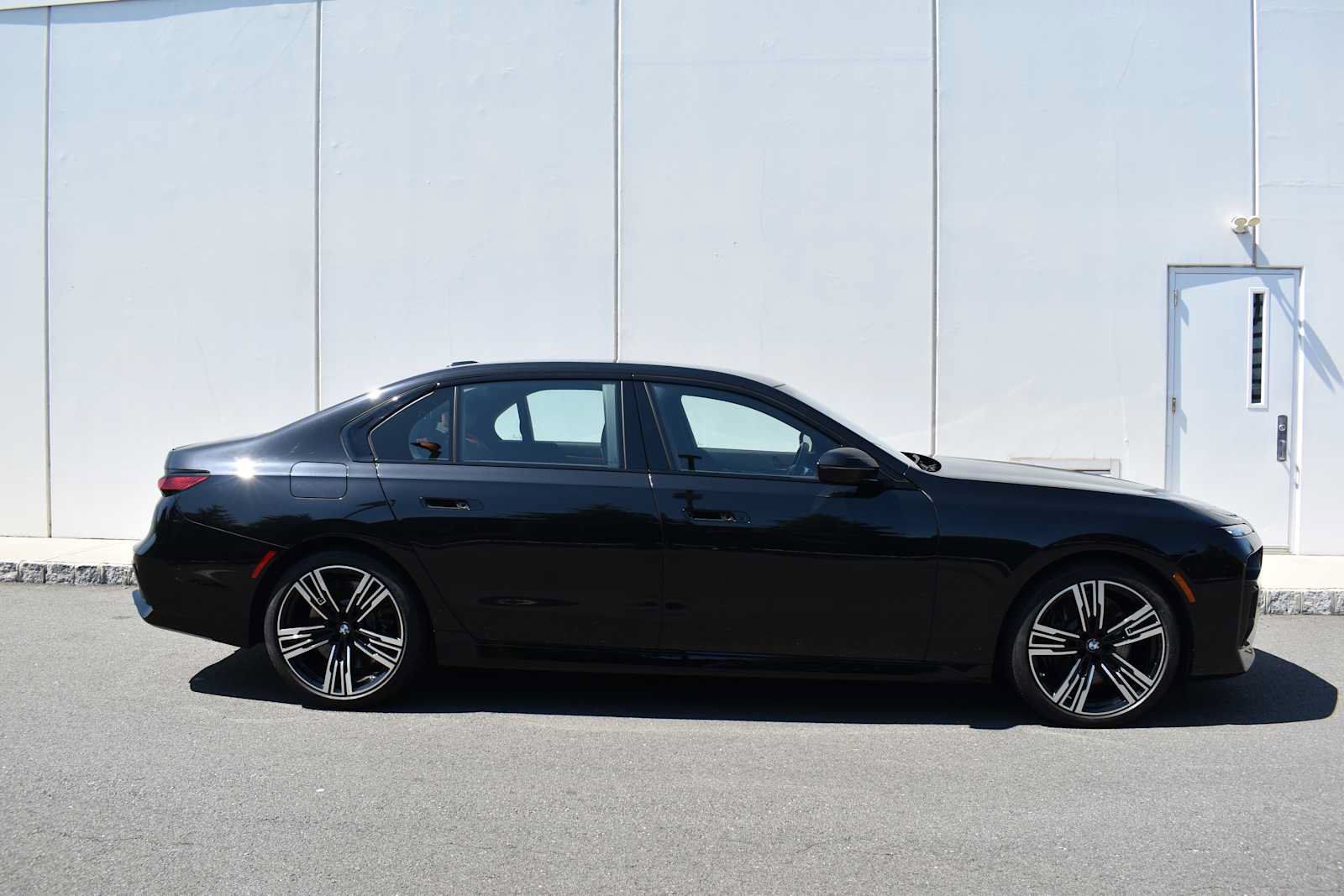 Used 2024 BMW 760i xDrive w/ Executive Package AWD/4WD image 4
