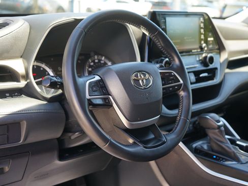 Used 2022 Toyota Highlander XLE AWD/4WD image 12