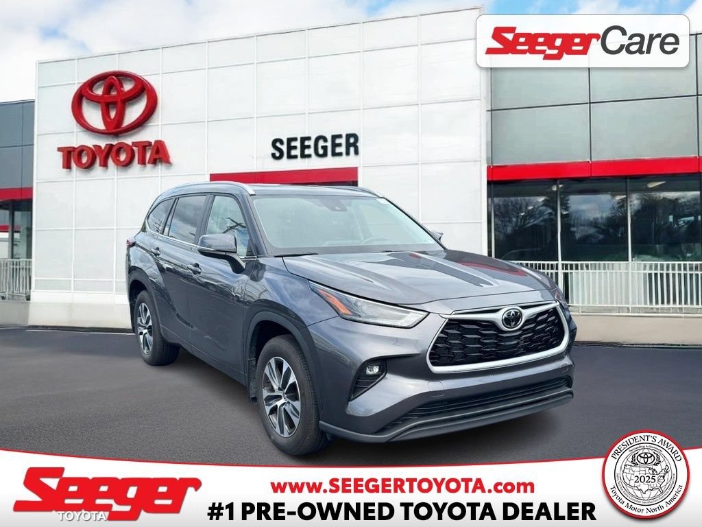 Used 2025 Toyota Highlander XLE AWD/4WD image 1
