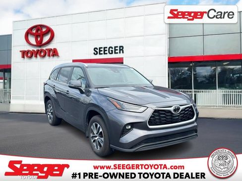 Used 2025 Toyota Highlander XLE AWD/4WD image 1
