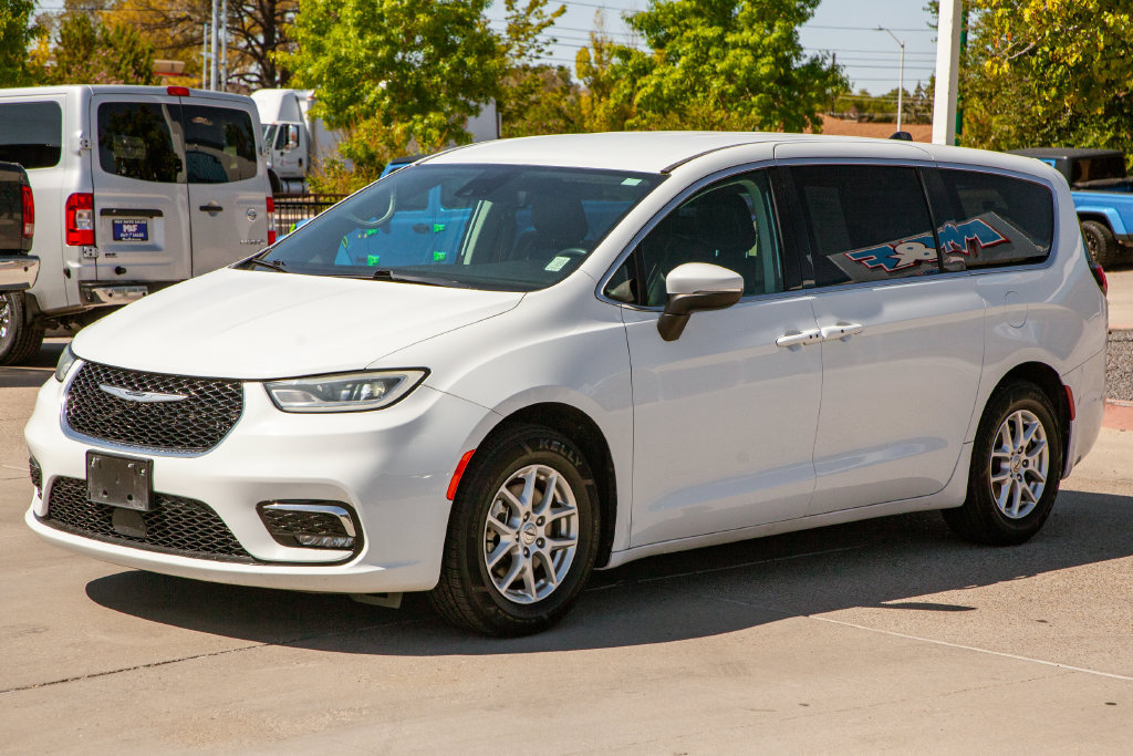 Used 2023 Chrysler Pacifica Touring-L FWD image 9
