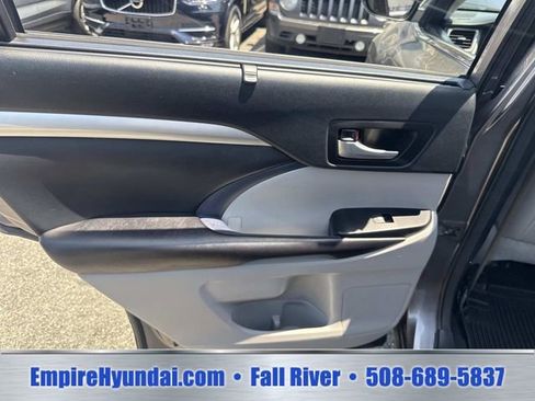 Used 2018 Toyota Highlander XLE AWD/4WD image 18