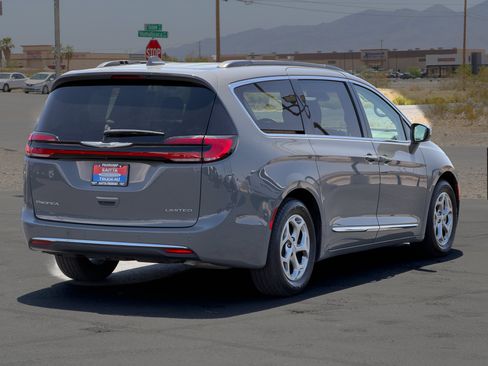 Used 2022 Chrysler Pacifica Limited FWD image 5