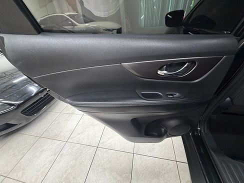 Used 2016 Nissan Rogue SV AWD/4WD image 15