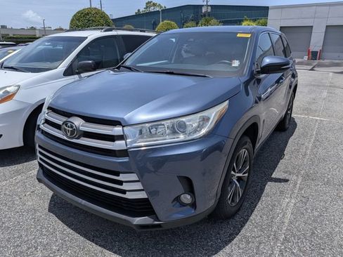 Used 2018 Toyota Highlander Plus FWD image 2