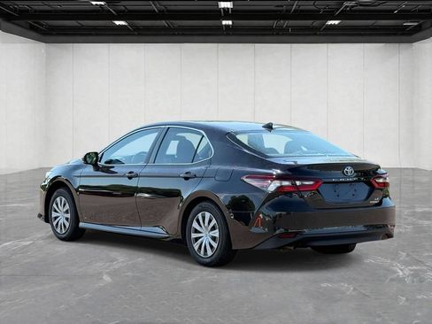 Used 2022 Toyota Camry LE FWD image 3