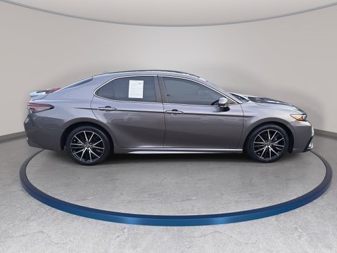 Used 2022 Toyota Camry SE FWD image 4