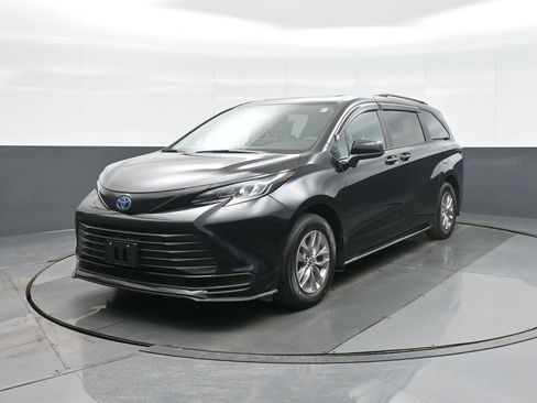 Certified 2025 Toyota Sienna LE w/ LE Plus Package image 3