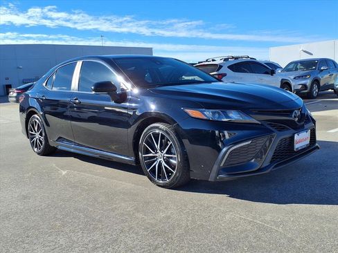Used 2022 Toyota Camry SE image 2