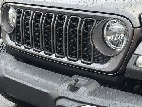 Used 2024 Jeep Gladiator Sport image 17