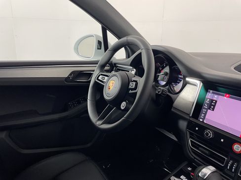 Certified 2026 Porsche Macan AWD/4WD image 12