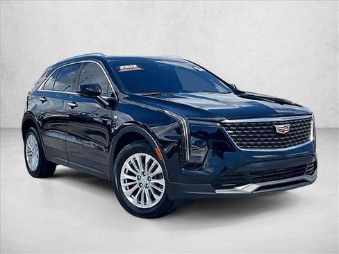Used 2024 Cadillac XT4 Luxury w/ Cold Weather Package FWD image 12