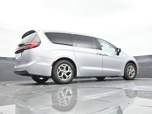 Used 2024 Chrysler Pacifica Limited FWD image 45