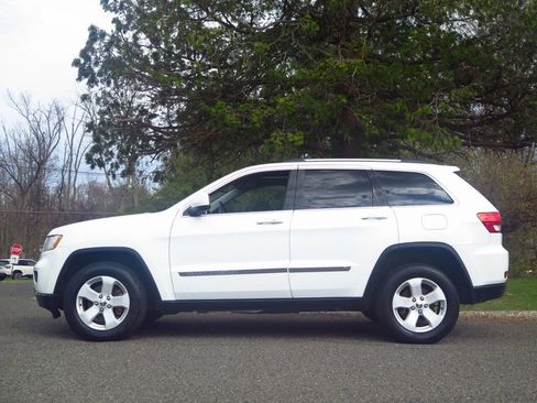 Used 2013 Jeep Grand Cherokee Laredo AWD/4WD image 2