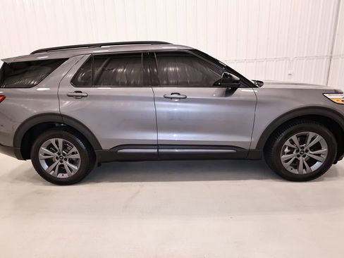 Certified 2022 Ford Explorer XLT w/ Equipment Group 202A AWD/4WD image 2