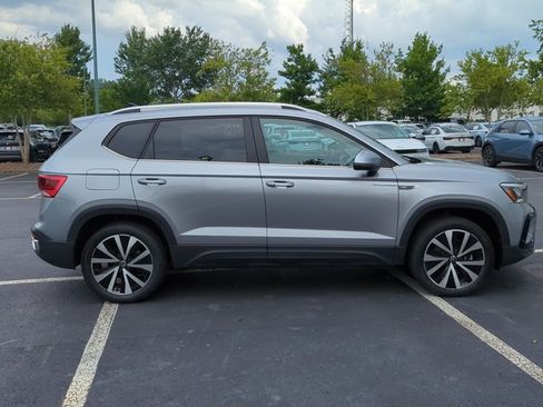 Used 2023 Volkswagen Taos SE FWD image 4