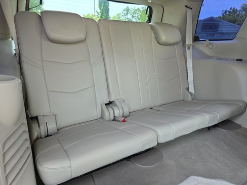 Used 2015 Cadillac Escalade Luxury RWD image 16