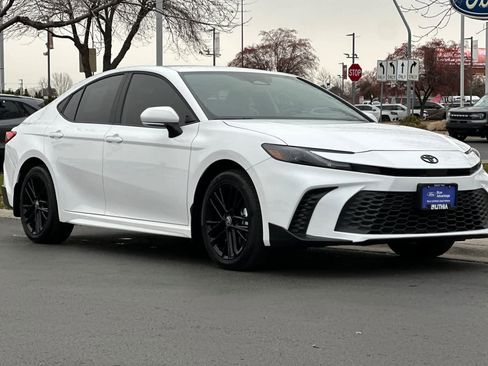 Used 2025 Toyota Camry SE image 9