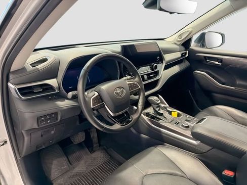 Used 2024 Toyota Highlander Platinum image 8