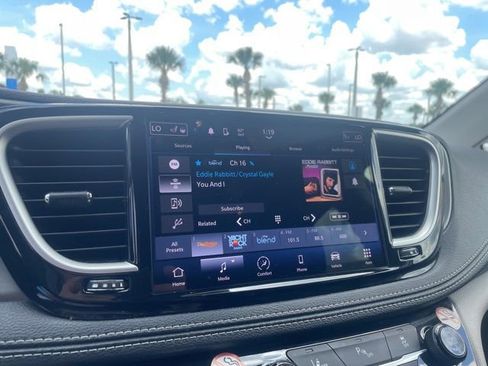 Used 2023 Chrysler Pacifica Touring-L FWD image 20