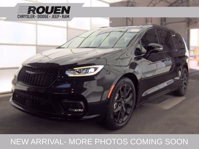 Used 2024 Chrysler Pacifica Limited w/ Uconnect Theater Family Group