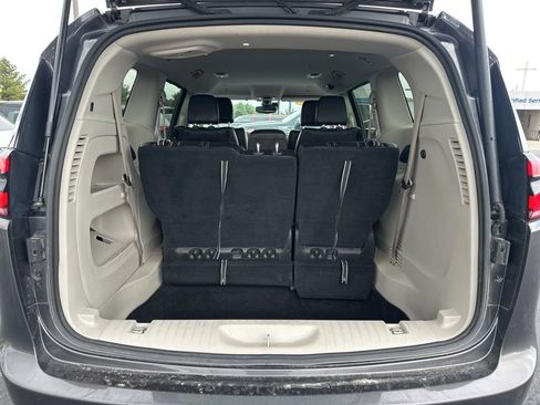 Used 2022 Chrysler Pacifica Touring-L FWD image 8