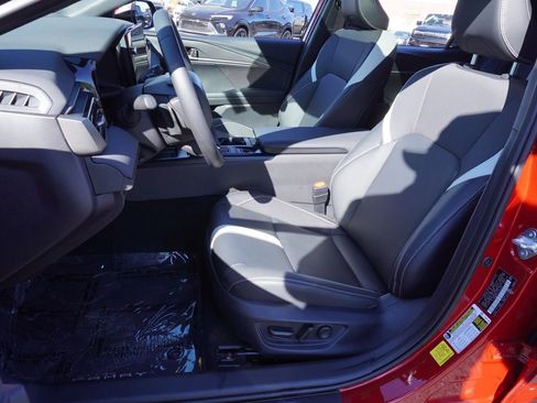 Used 2025 Toyota Camry SE image 14