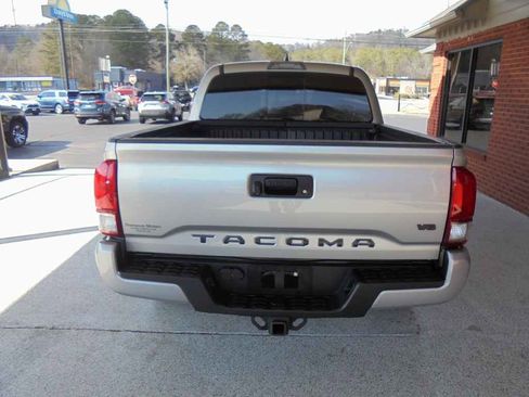 Used 2017 Toyota Tacoma TRD Sport image 4