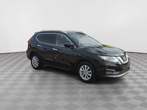 Used 2018 Nissan Rogue SV image 2