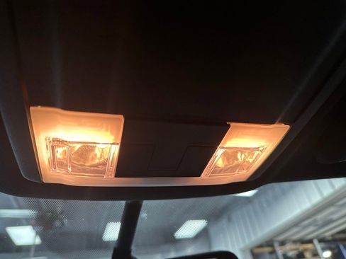 Used 2017 Ford Explorer XLT w/ Equipment Group 202A AWD/4WD image 23