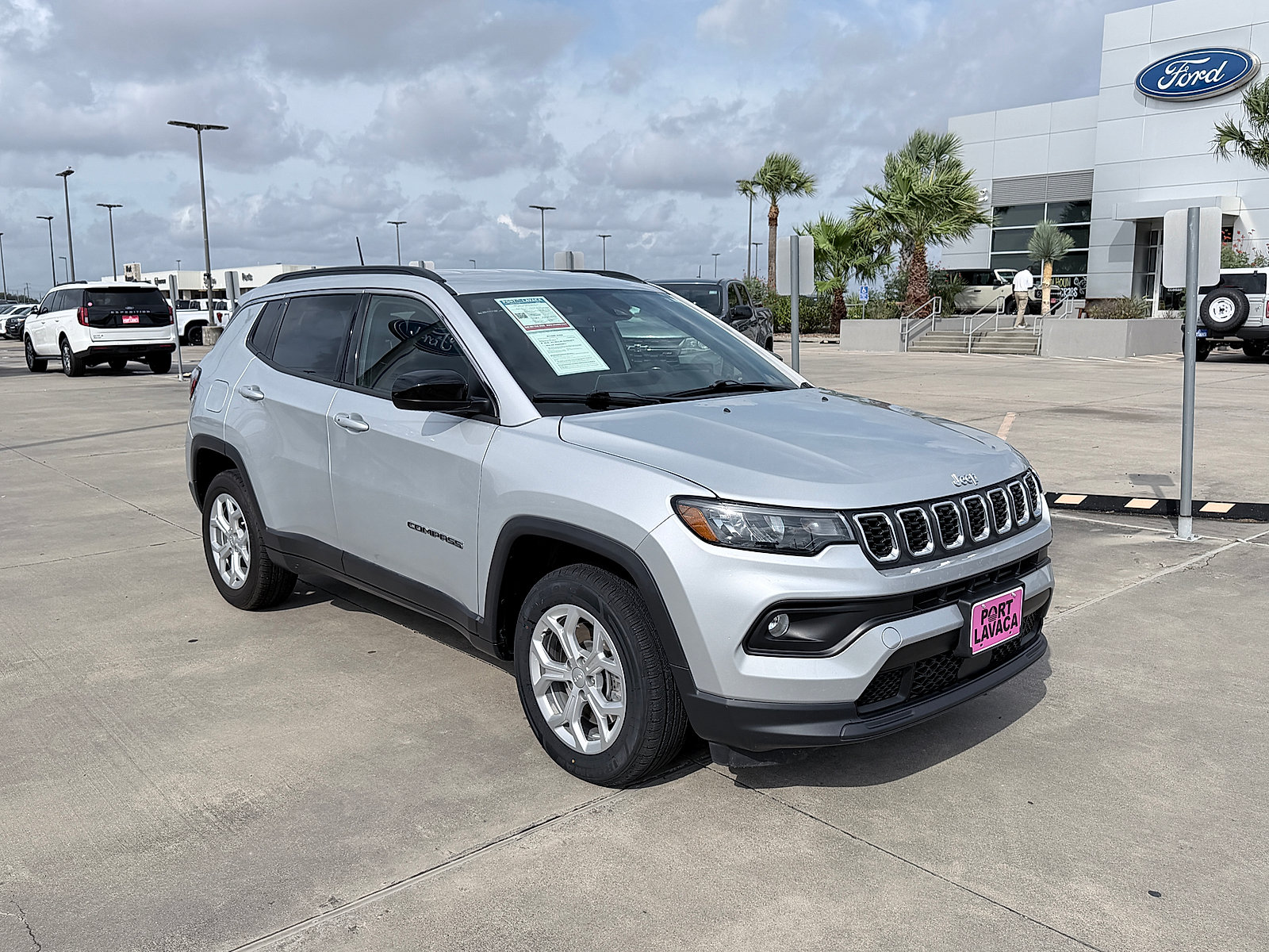 Used 2024 Jeep Compass Latitude AWD/4WD image 1