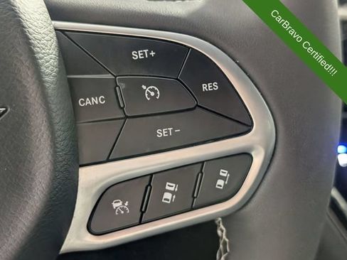 Used 2025 Chrysler Pacifica Select FWD image 17