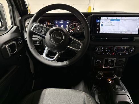 Used 2025 Jeep Wrangler Unlimited Sahara AWD/4WD image 11