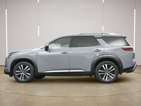 Certified 2025 Nissan Pathfinder Platinum w/ Cargo Package FWD image 32