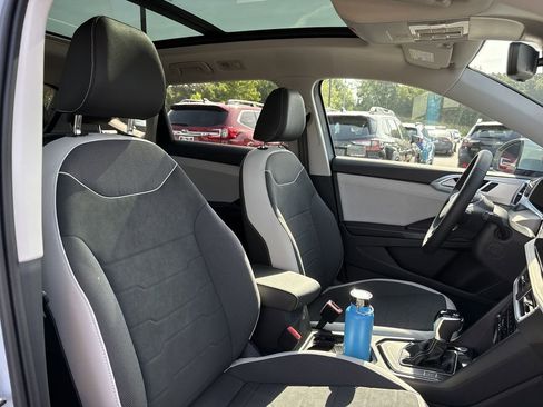 New 2025 Volkswagen Taos SE image 18