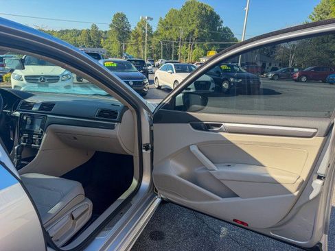Used 2018 Volkswagen Passat 2.0T R-Line w/ R-Line Lighting Package FWD image 20