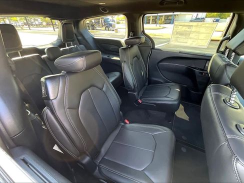 New 2026 Chrysler Pacifica Select image 21