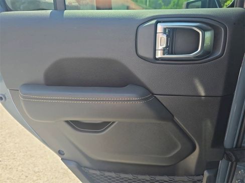 New 2025 Jeep Gladiator Sport w/ Premium Package image 25