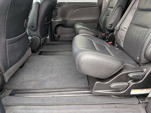 Used 2019 Toyota Sienna SE image 19