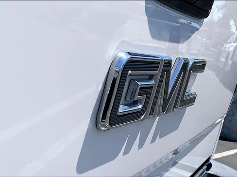 Used 2018 GMC Sierra 2500 Denali w/ Duramax Plus Package AWD/4WD image 29